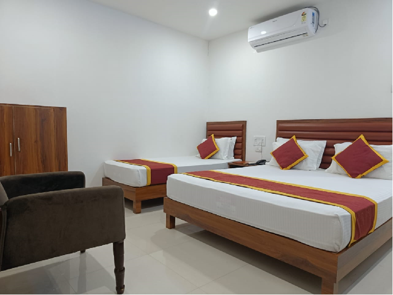 HOTEL EXECUTIVE INN | Deluxe Triple Room